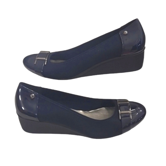 AK Sport Daffney Navy Slip On Wedges Accent Buckle Glossy Round Toe Cap Sz 10 - Picture 1 of 17